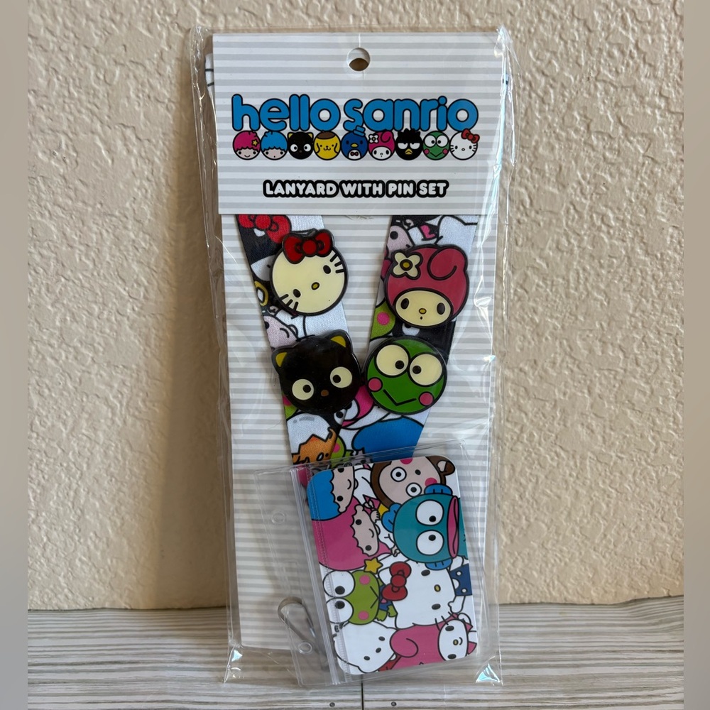 FLAWED🎀Loungefly Sanrio Group Lanyard with Pins